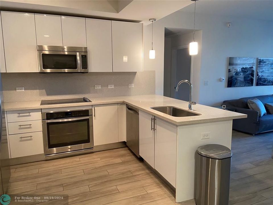 Active With Contract: $4,400 (2 beds, 2 baths, 1097 Square Feet)