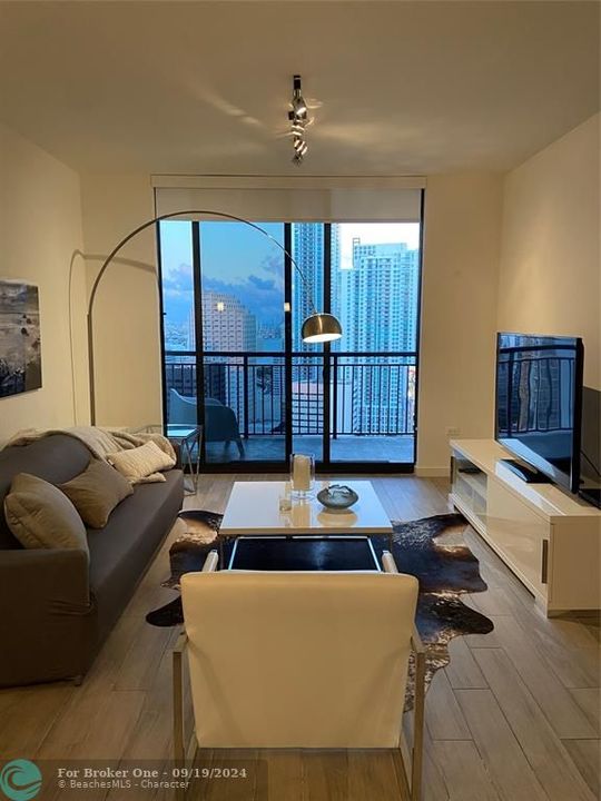 Active With Contract: $4,400 (2 beds, 2 baths, 1097 Square Feet)