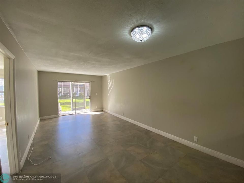 Active With Contract: $1,500 (1 beds, 1 baths, 750 Square Feet)