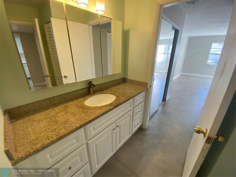 Active With Contract: $1,500 (1 beds, 1 baths, 750 Square Feet)