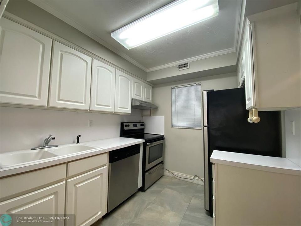 Active With Contract: $1,500 (1 beds, 1 baths, 750 Square Feet)