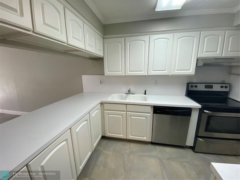 Active With Contract: $1,500 (1 beds, 1 baths, 750 Square Feet)