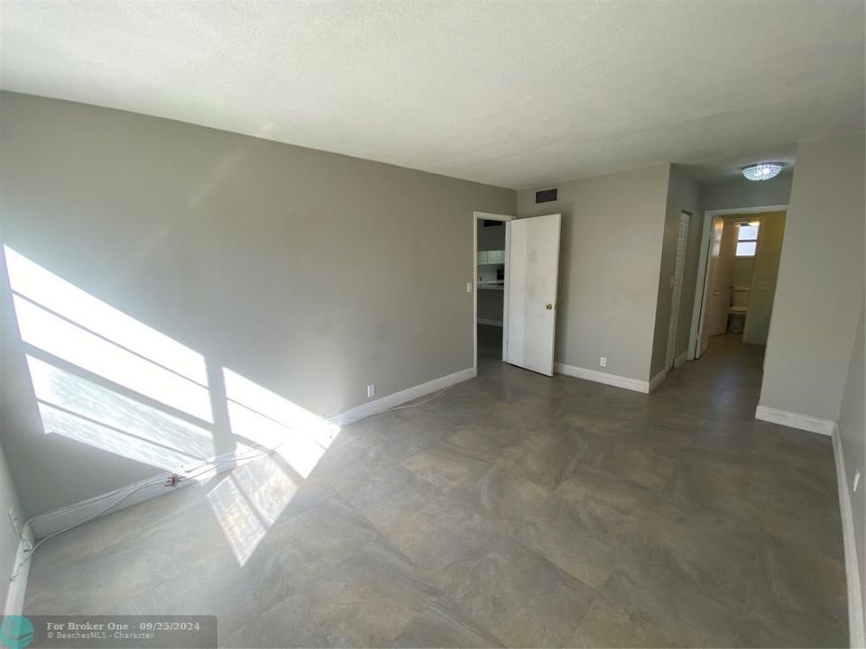 Active With Contract: $1,500 (1 beds, 1 baths, 750 Square Feet)