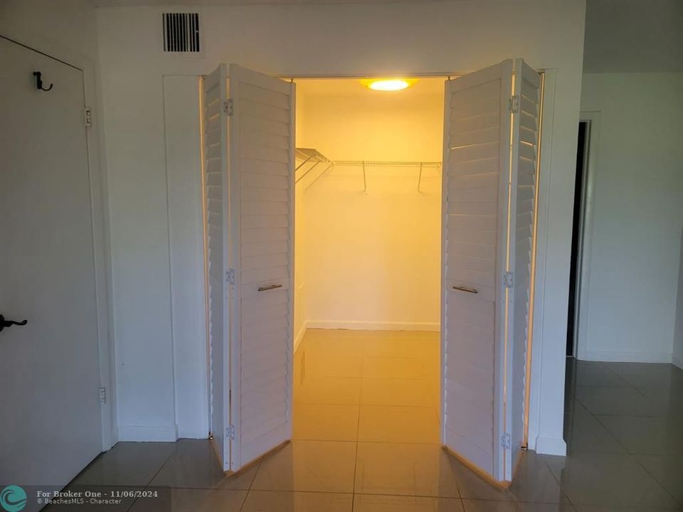 Active With Contract: $1,750 (1 beds, 1 baths, 780 Square Feet)