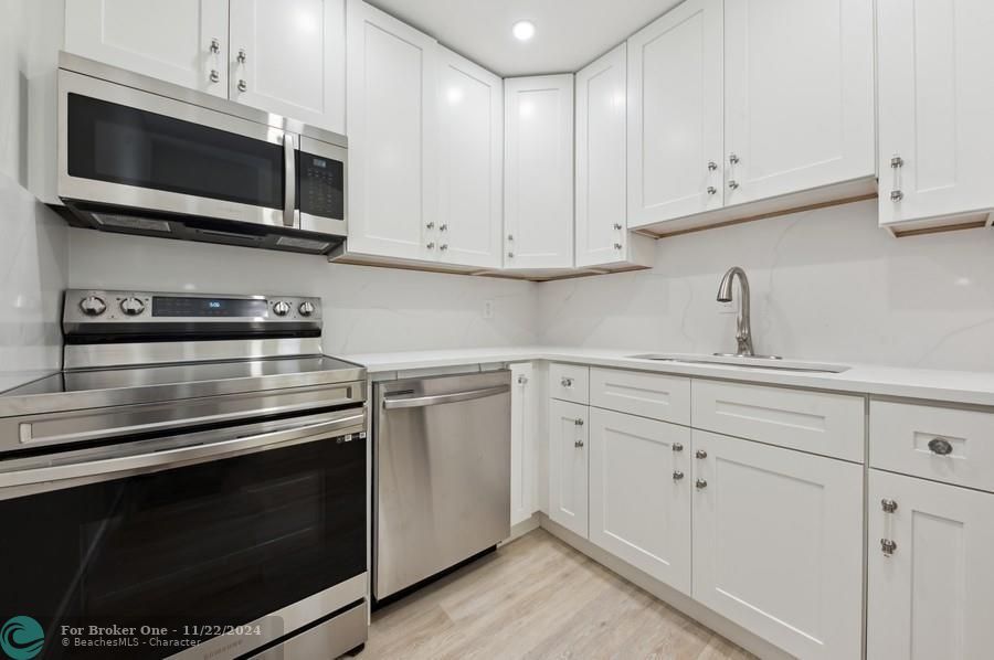 Active With Contract: $2,000 (1 beds, 1 baths, 1000 Square Feet)