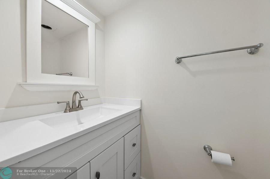 Active With Contract: $2,000 (1 beds, 1 baths, 1000 Square Feet)