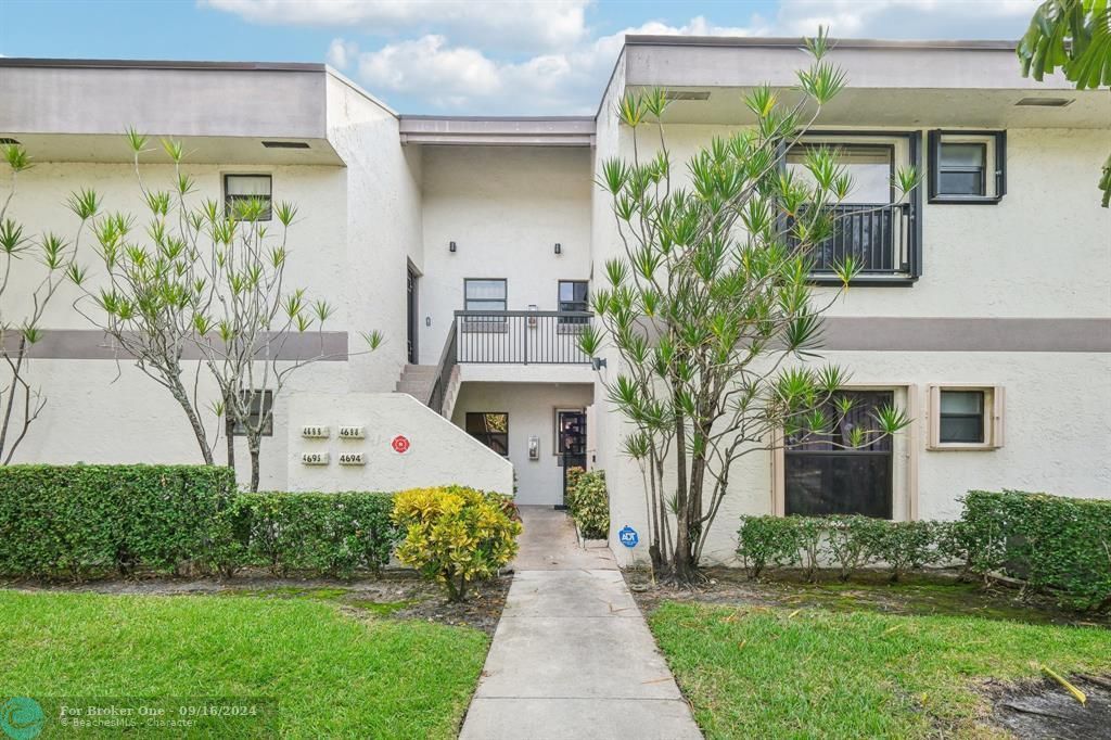 Active With Contract: $269,900 (2 beds, 2 baths, 978 Square Feet)