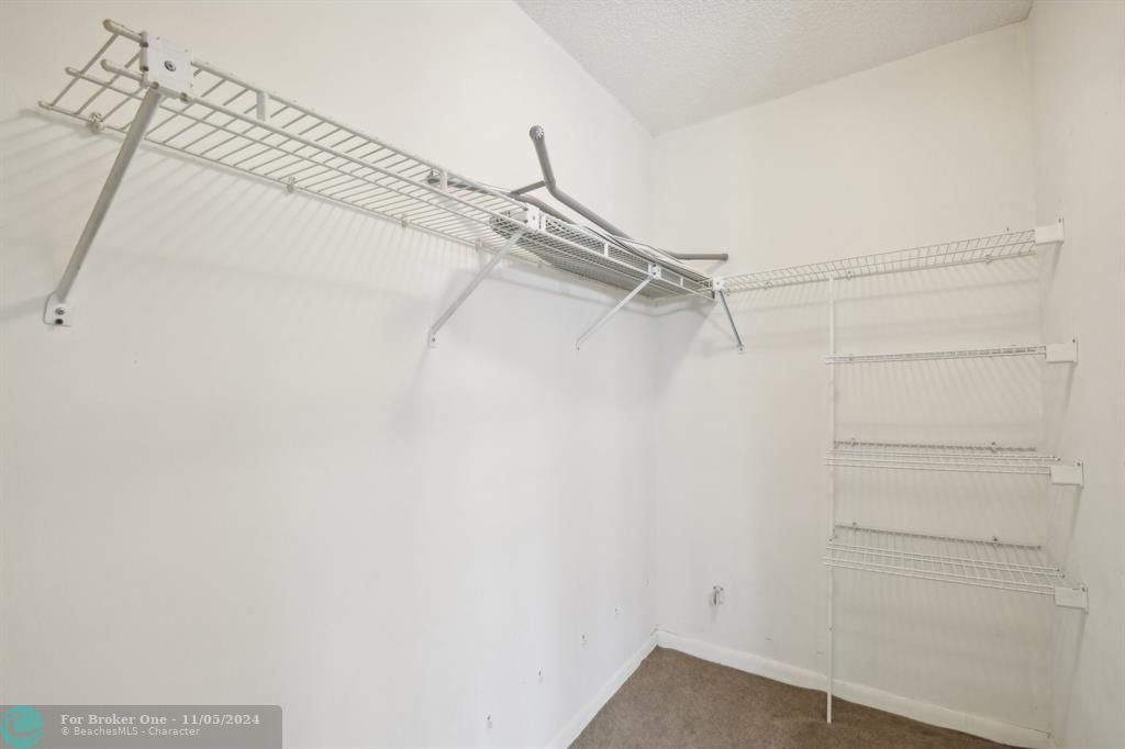 Active With Contract: $269,900 (2 beds, 2 baths, 978 Square Feet)