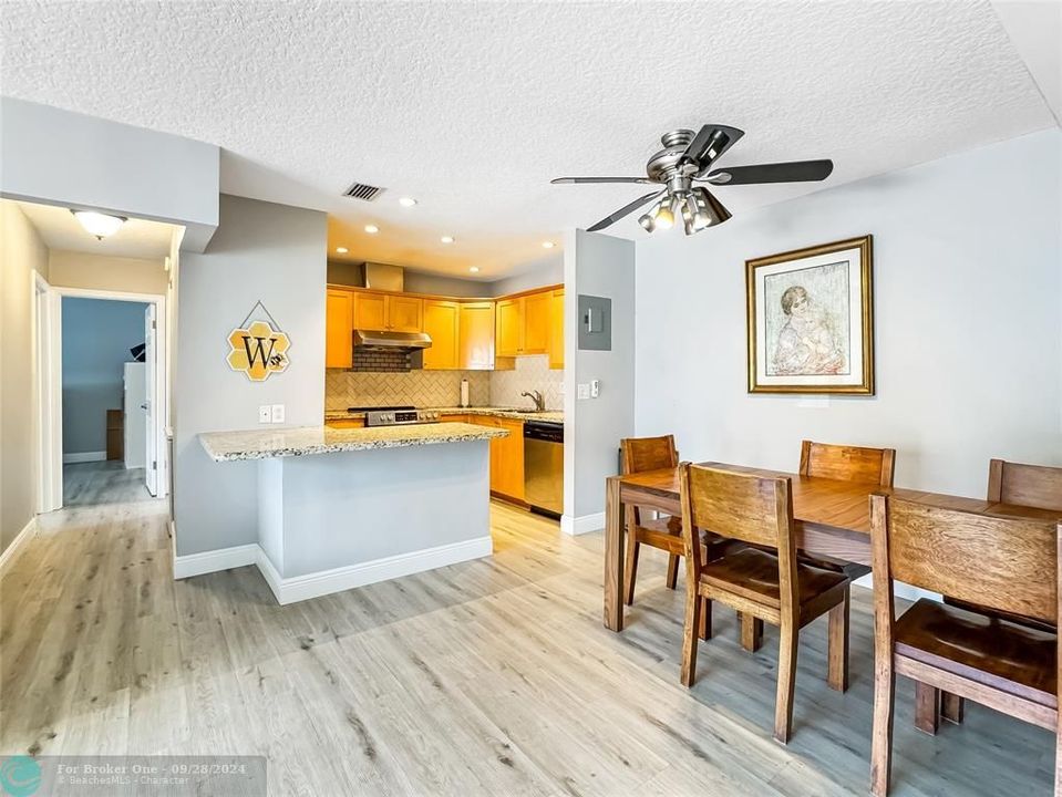 Active With Contract: $2,195 (2 beds, 2 baths, 982 Square Feet)