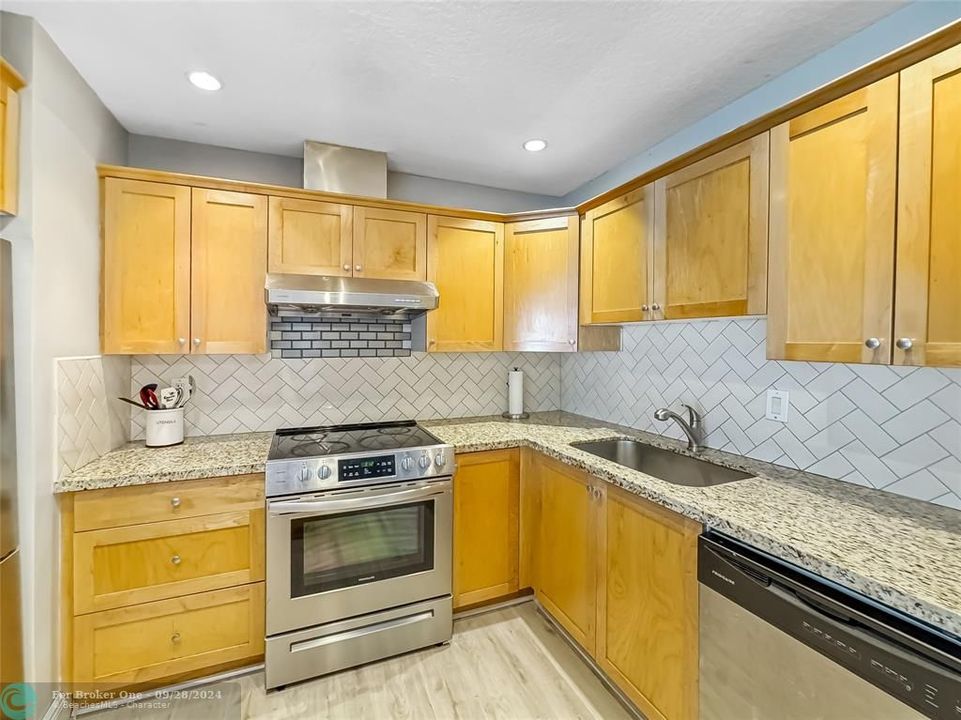 Active With Contract: $2,195 (2 beds, 2 baths, 982 Square Feet)