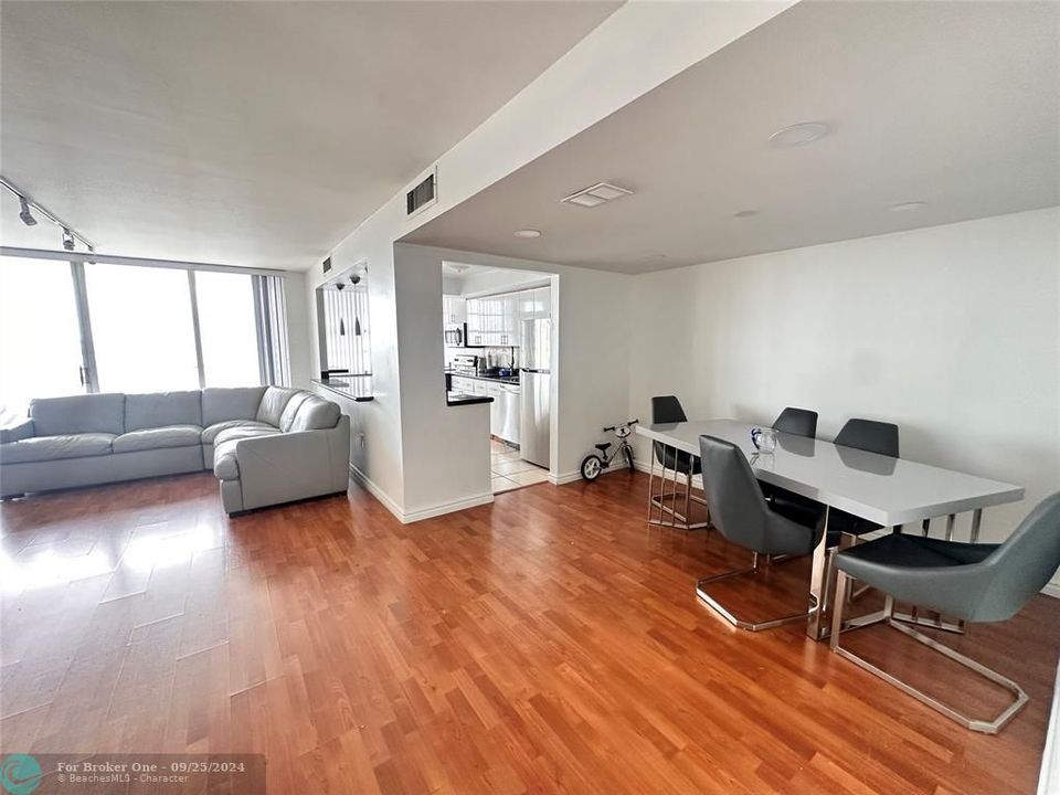 For Sale: $360,000 (2 beds, 2 baths, 1565 Square Feet)