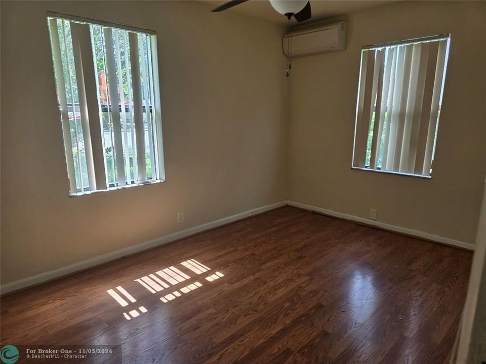 For Rent: $2,500 (2 beds, 1 baths, 977 Square Feet)