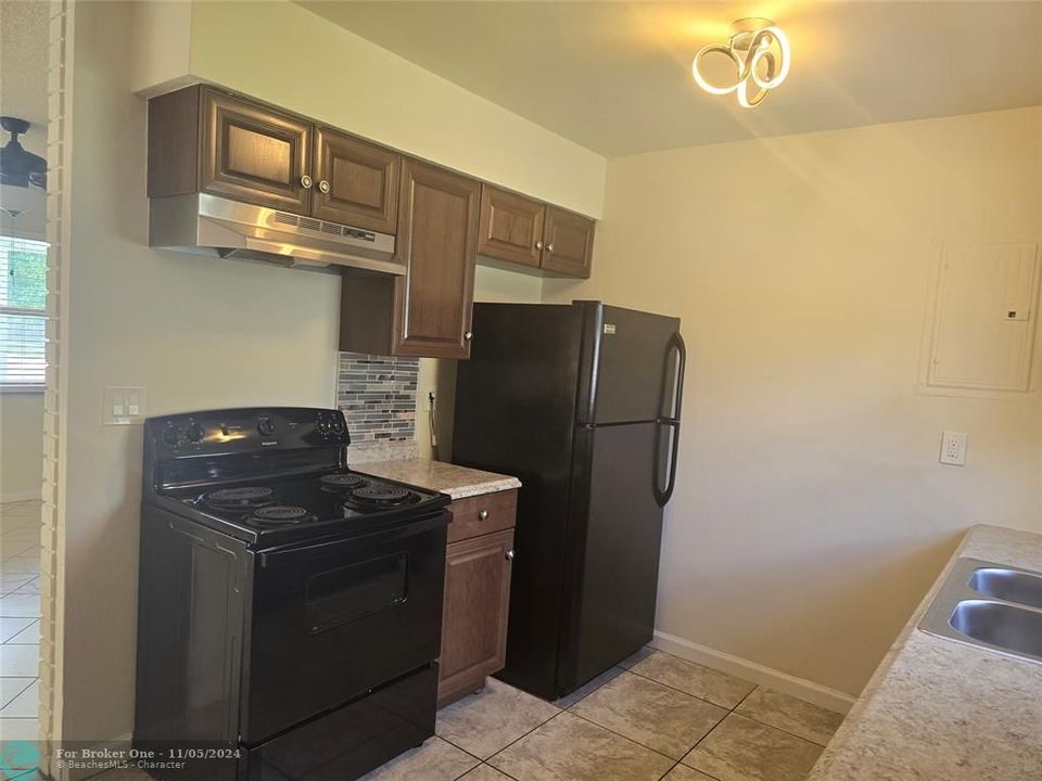 For Rent: $2,500 (2 beds, 1 baths, 977 Square Feet)