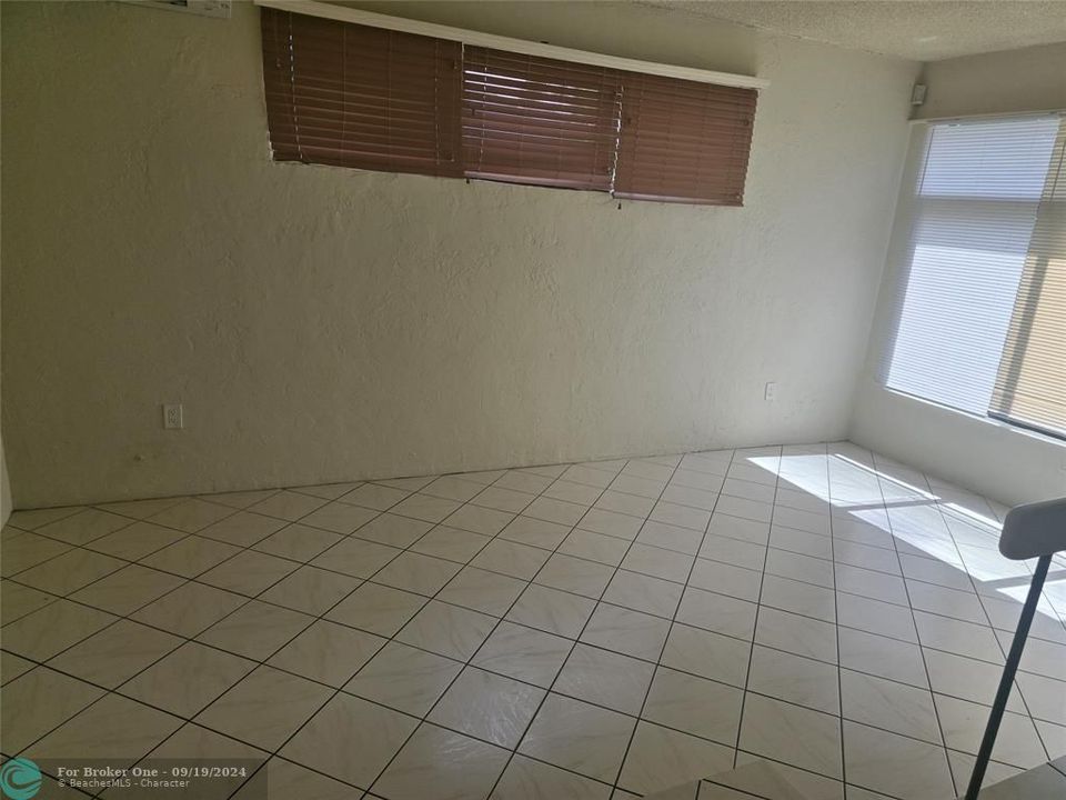 For Rent: $2,500 (2 beds, 1 baths, 977 Square Feet)