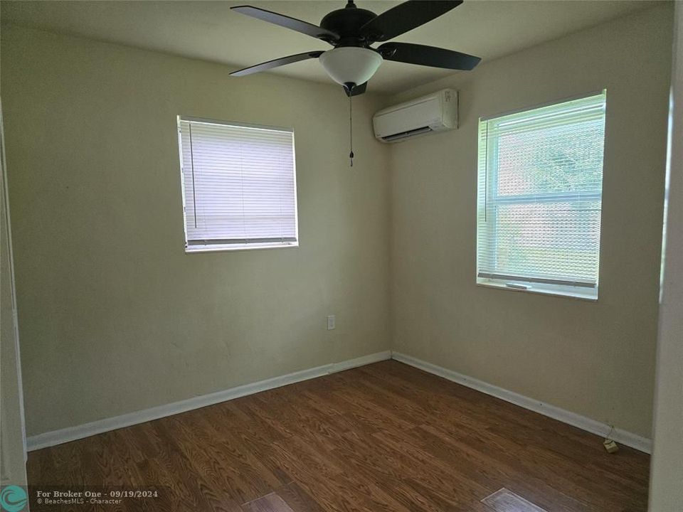 For Rent: $2,500 (2 beds, 1 baths, 977 Square Feet)