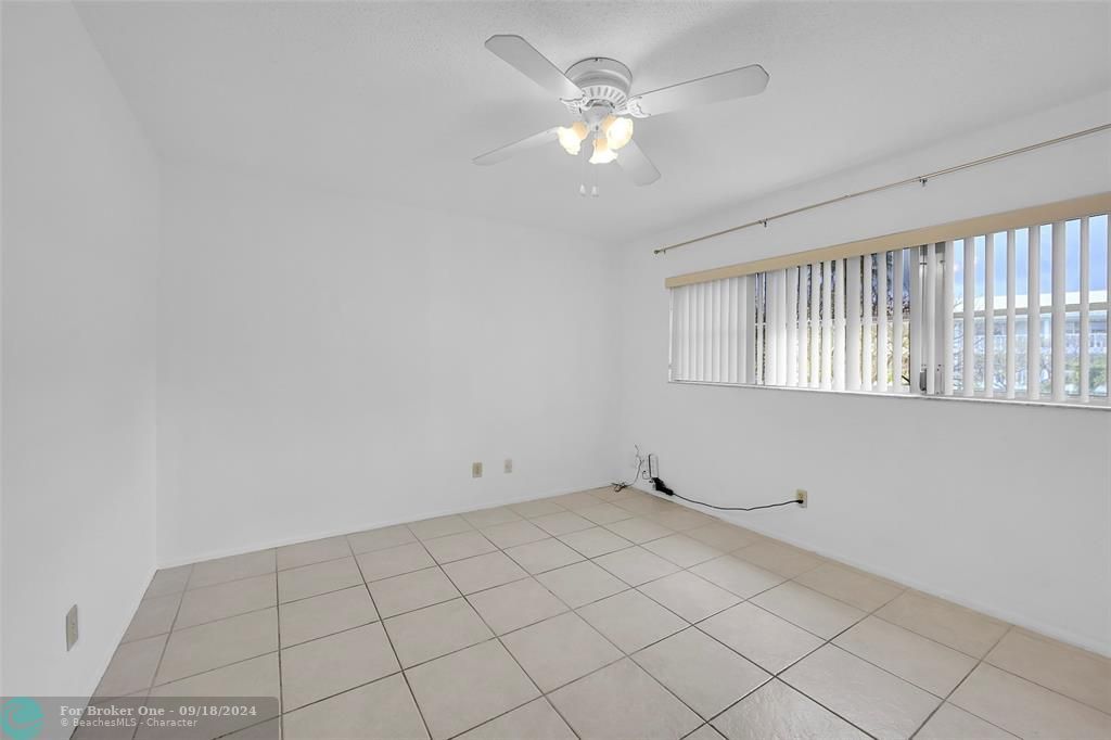 Active With Contract: $1,400 (1 beds, 1 baths, 650 Square Feet)