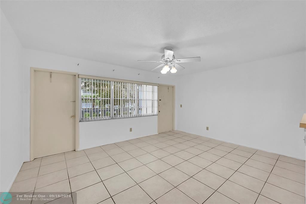 Active With Contract: $1,400 (1 beds, 1 baths, 650 Square Feet)