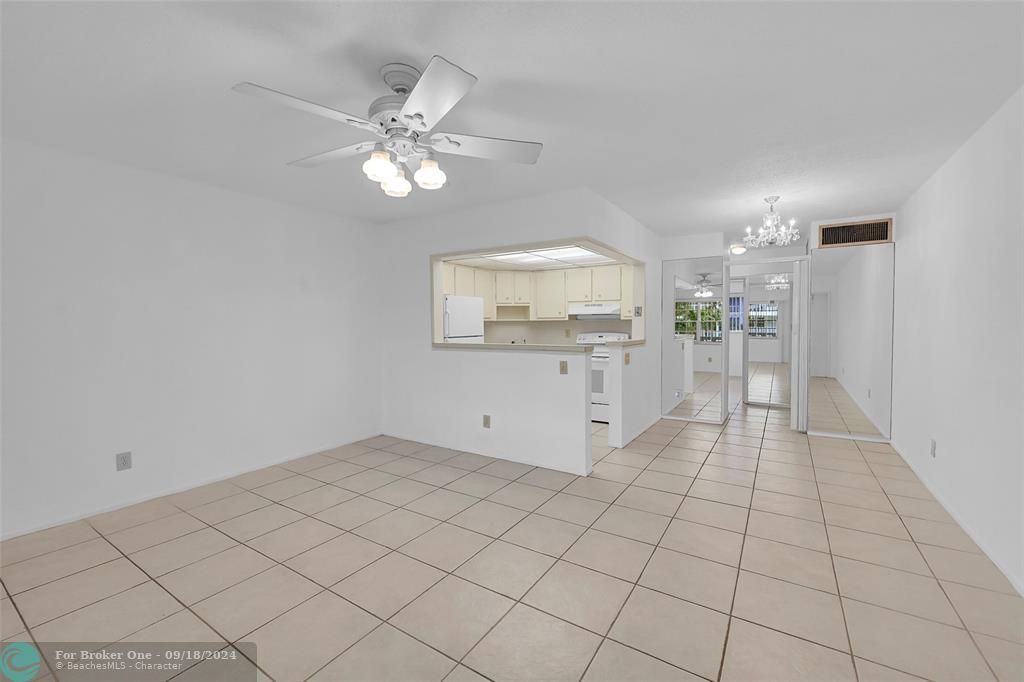 Active With Contract: $1,400 (1 beds, 1 baths, 650 Square Feet)