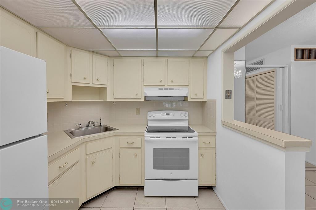 Active With Contract: $1,400 (1 beds, 1 baths, 650 Square Feet)