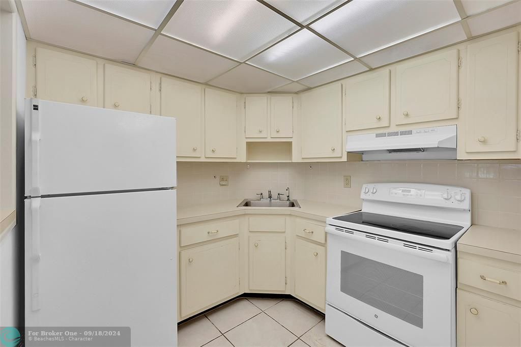 Active With Contract: $1,400 (1 beds, 1 baths, 650 Square Feet)