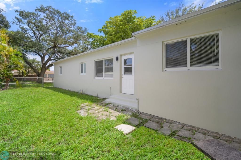 For Sale: $578,000 (2 beds, 2 baths, 1400 Square Feet)