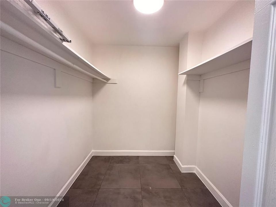 For Sale: $199,000 (2 beds, 2 baths, 934 Square Feet)