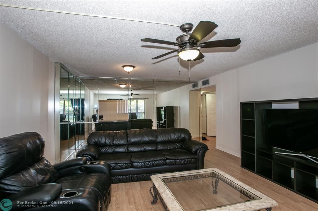 For Sale: $229,900 (2 beds, 2 baths, 1134 Square Feet)