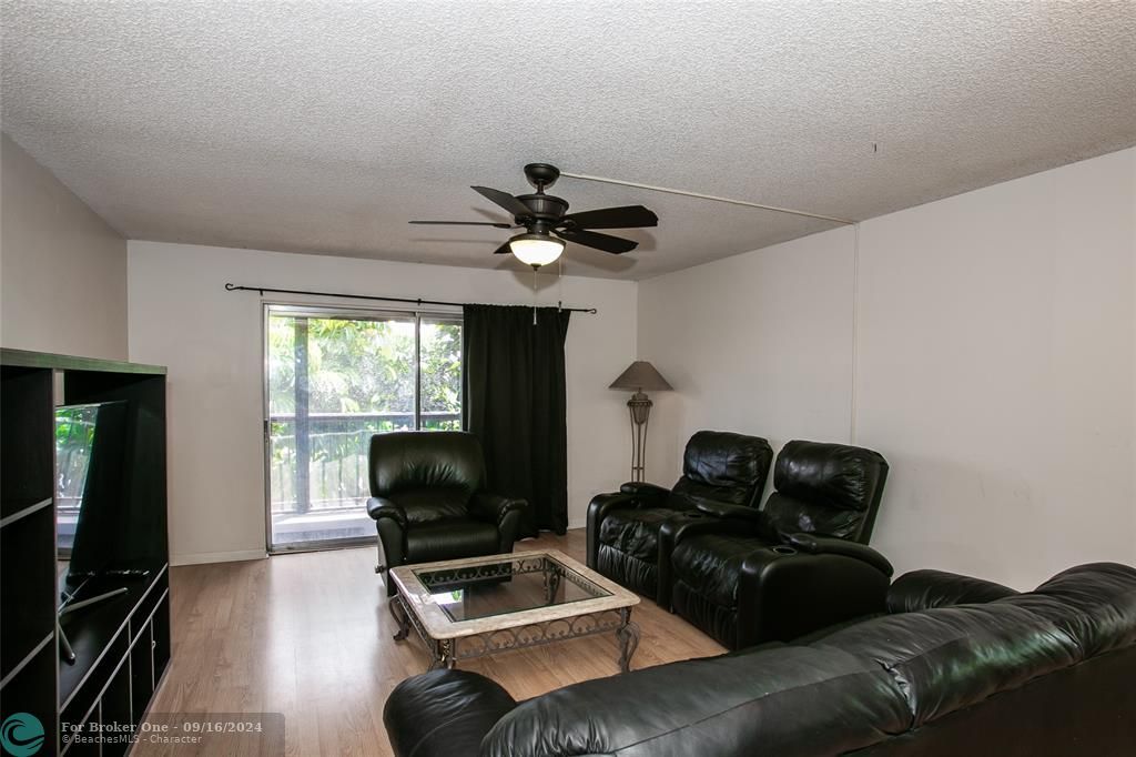 For Sale: $229,900 (2 beds, 2 baths, 1134 Square Feet)