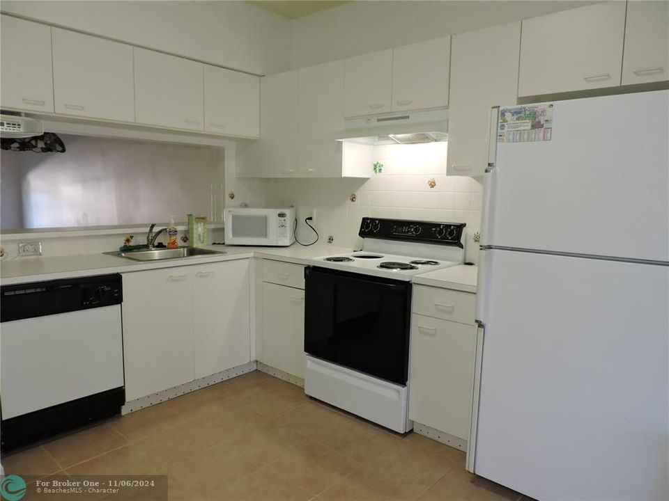 For Sale: $335,000 (2 beds, 2 baths, 1007 Square Feet)