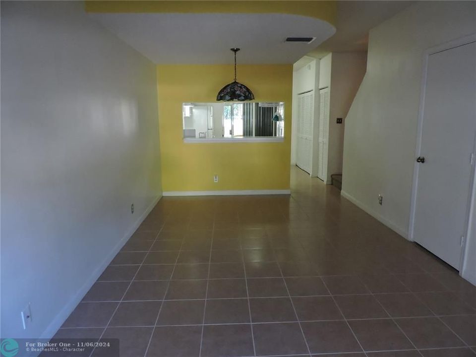 For Sale: $335,000 (2 beds, 2 baths, 1007 Square Feet)