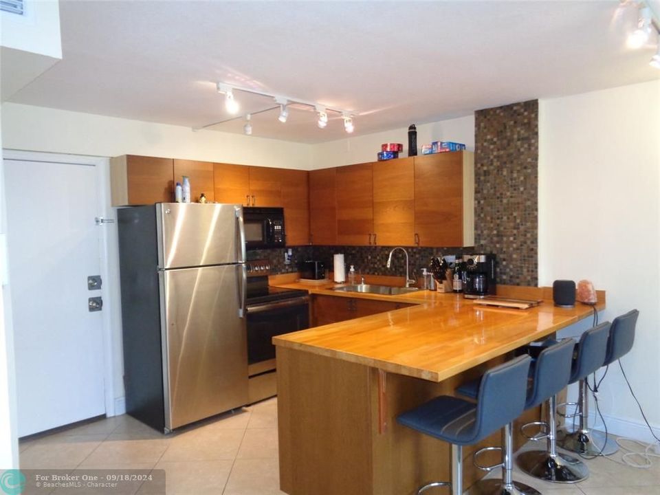 Active With Contract: $1,700 (1 beds, 2 baths, 625 Square Feet)