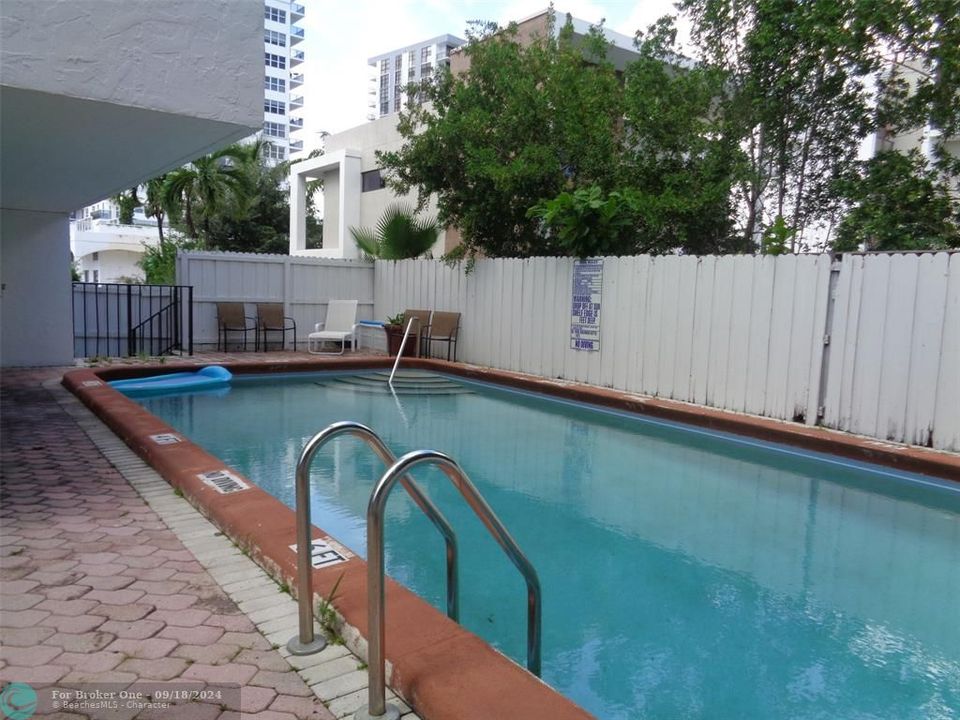 Active With Contract: $1,700 (1 beds, 2 baths, 625 Square Feet)