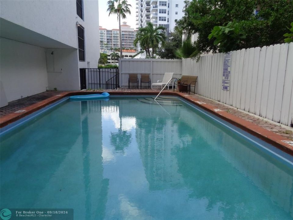 Active With Contract: $1,700 (1 beds, 2 baths, 625 Square Feet)