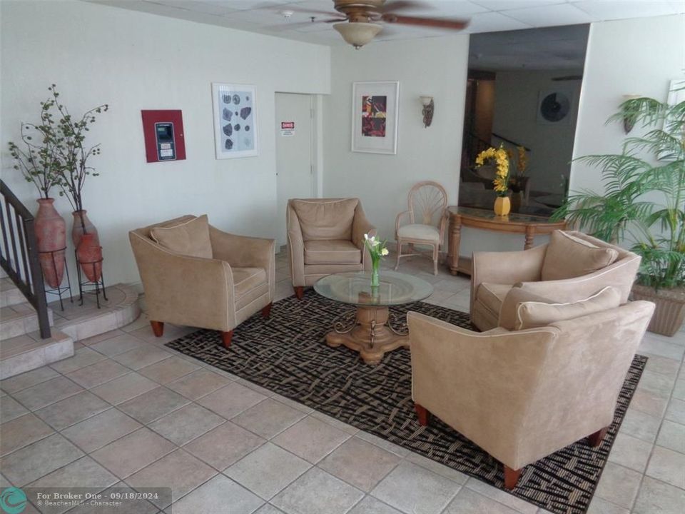 Active With Contract: $1,700 (1 beds, 2 baths, 625 Square Feet)