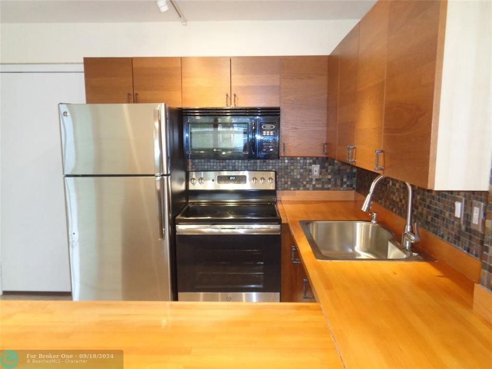 Active With Contract: $1,700 (1 beds, 2 baths, 625 Square Feet)