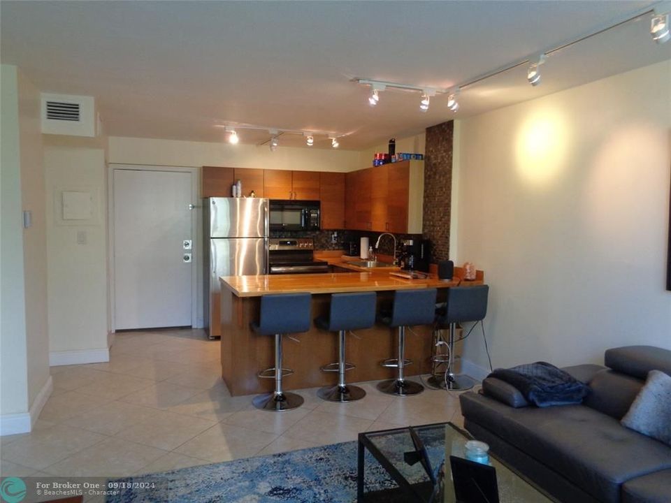 Active With Contract: $1,700 (1 beds, 2 baths, 625 Square Feet)