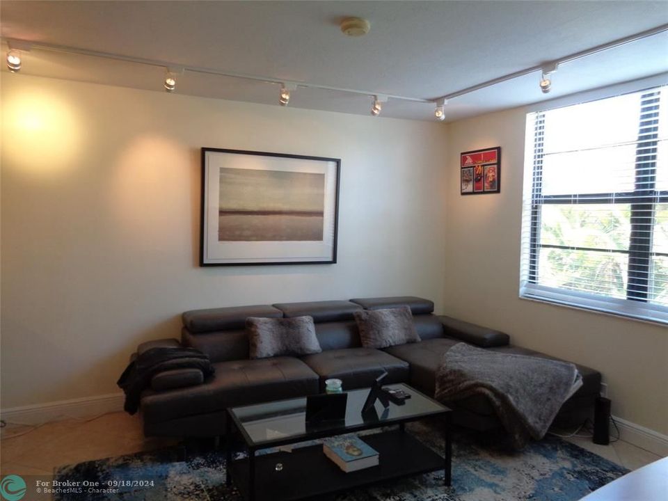 Active With Contract: $1,700 (1 beds, 2 baths, 625 Square Feet)