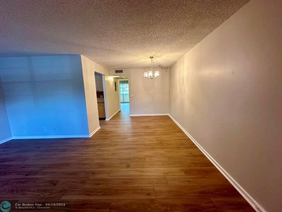 For Sale: $159,900 (1 beds, 1 baths, 811 Square Feet)