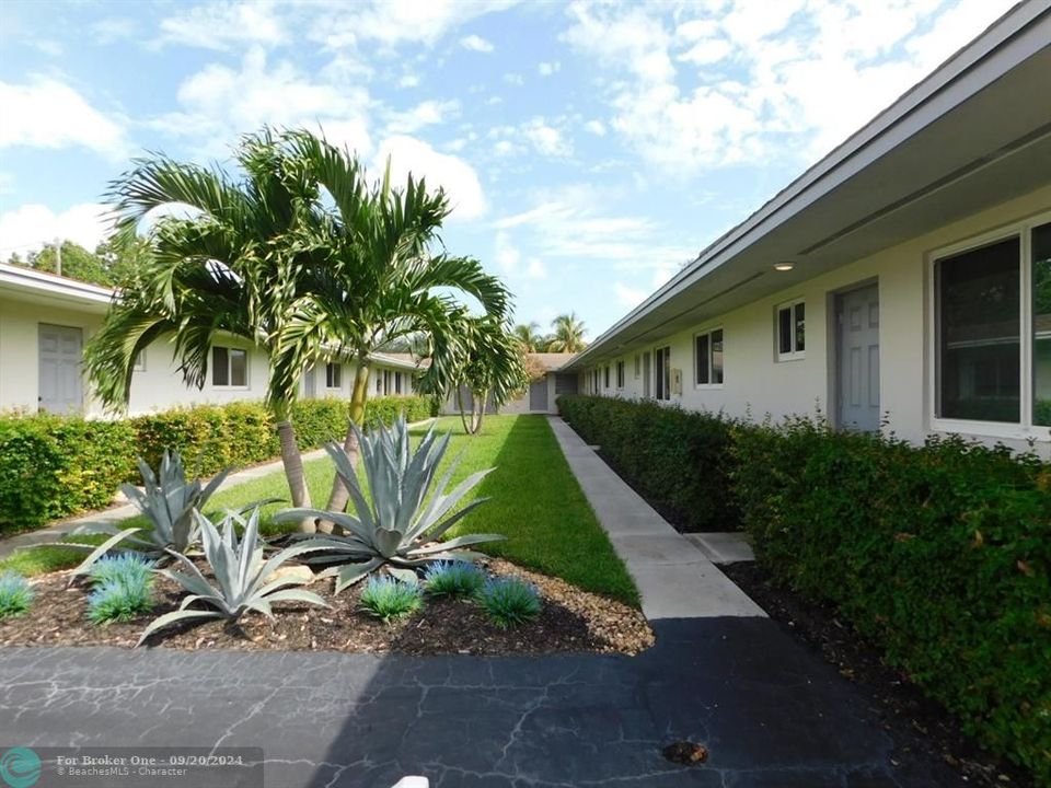 Active With Contract: $269,900 (2 beds, 2 baths, 960 Square Feet)