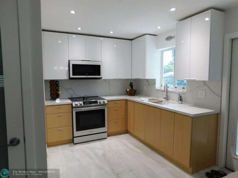 Active With Contract: $269,900 (2 beds, 2 baths, 960 Square Feet)