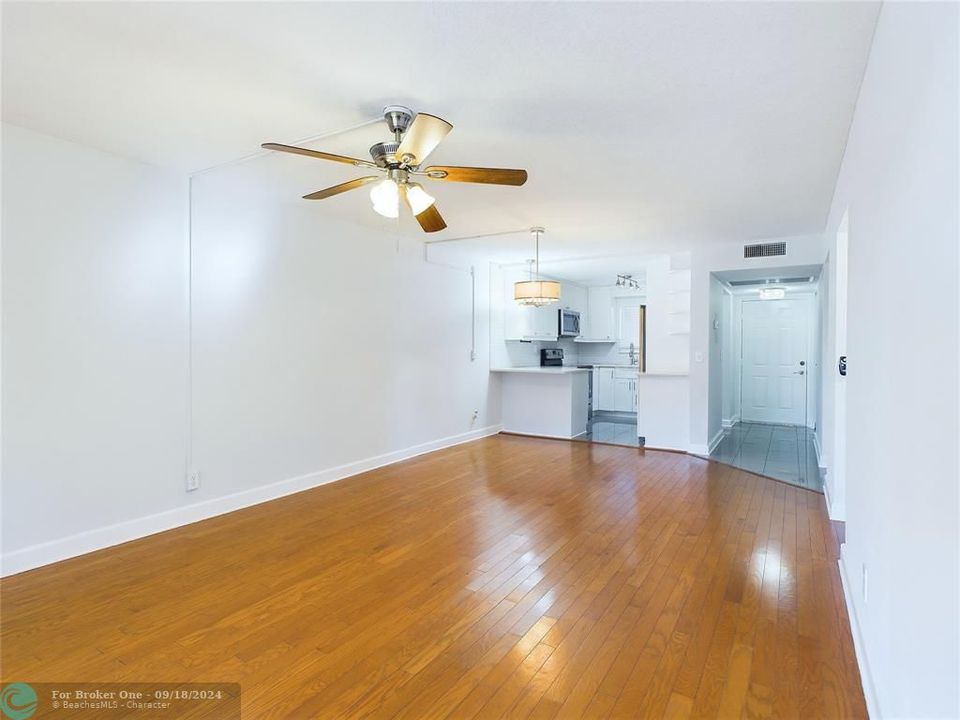 For Rent: $2,200 (2 beds, 2 baths, 1015 Square Feet)