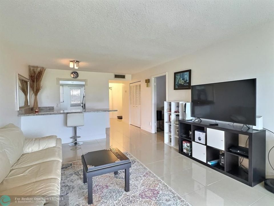 For Sale: $185,000 (1 beds, 1 baths, 720 Square Feet)