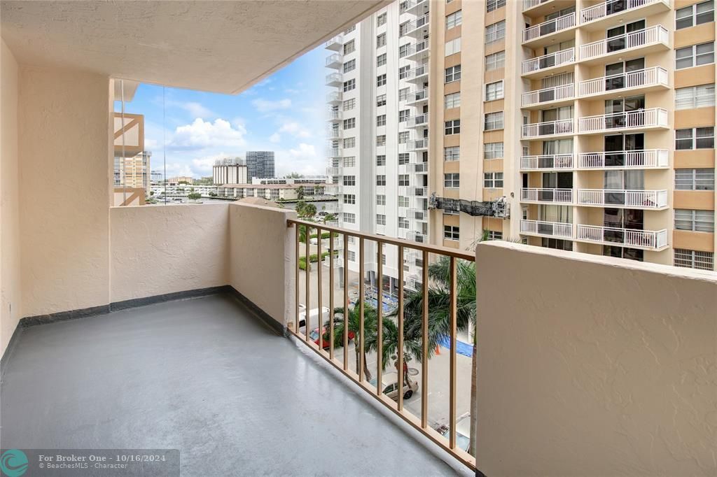 For Sale: $270,000 (1 beds, 2 baths, 1300 Square Feet)