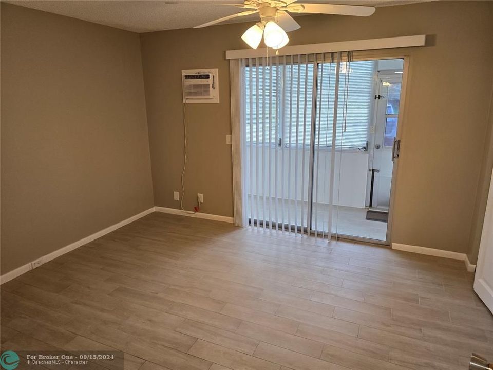 Active With Contract: $1,350 (1 beds, 1 baths, 595 Square Feet)