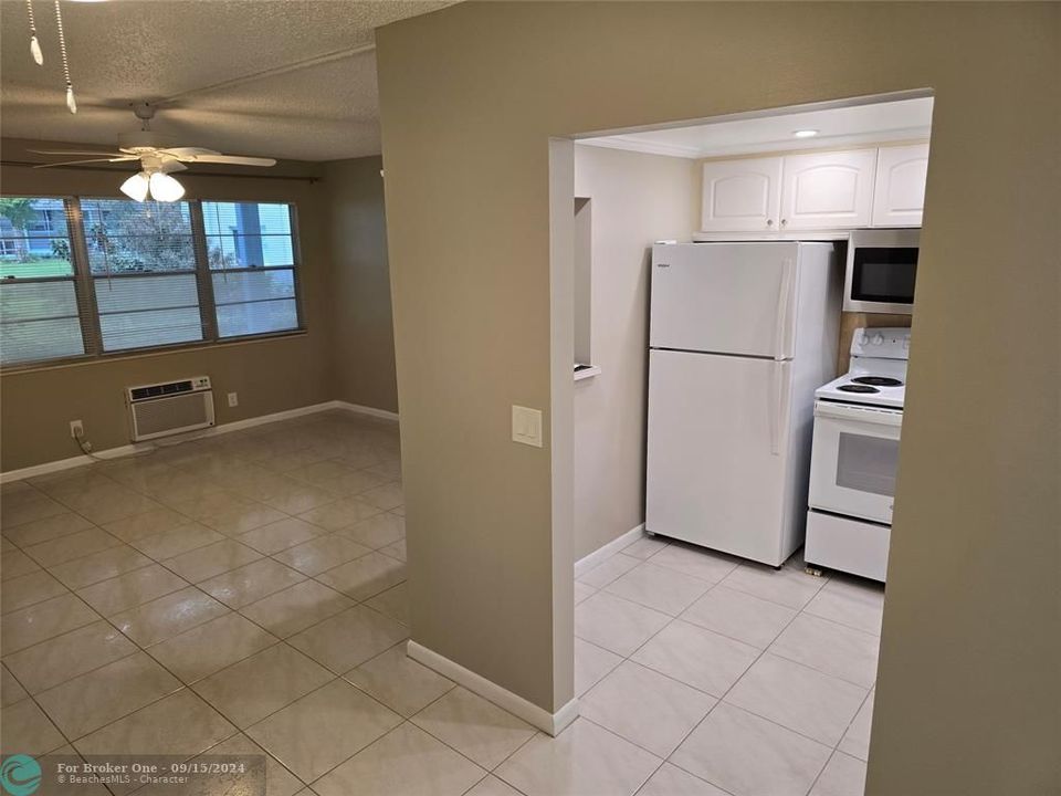 Active With Contract: $1,350 (1 beds, 1 baths, 595 Square Feet)