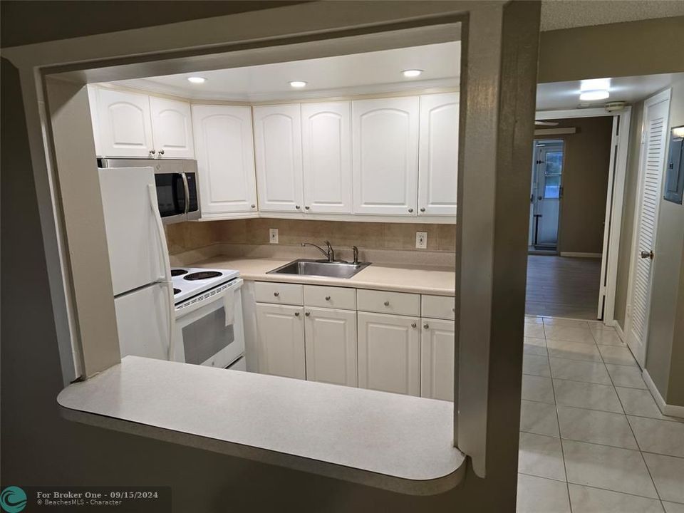 Active With Contract: $1,350 (1 beds, 1 baths, 595 Square Feet)