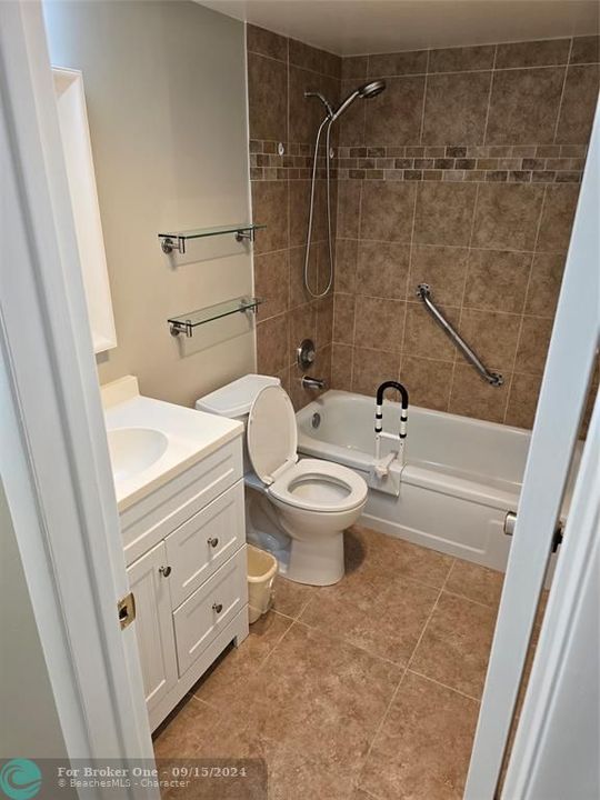 Active With Contract: $1,350 (1 beds, 1 baths, 595 Square Feet)