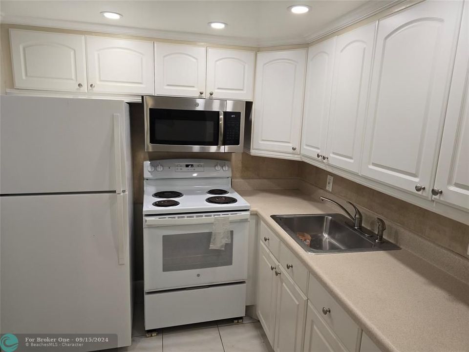 Active With Contract: $1,350 (1 beds, 1 baths, 595 Square Feet)