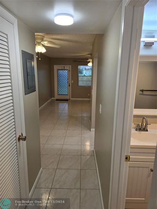 Active With Contract: $1,350 (1 beds, 1 baths, 595 Square Feet)