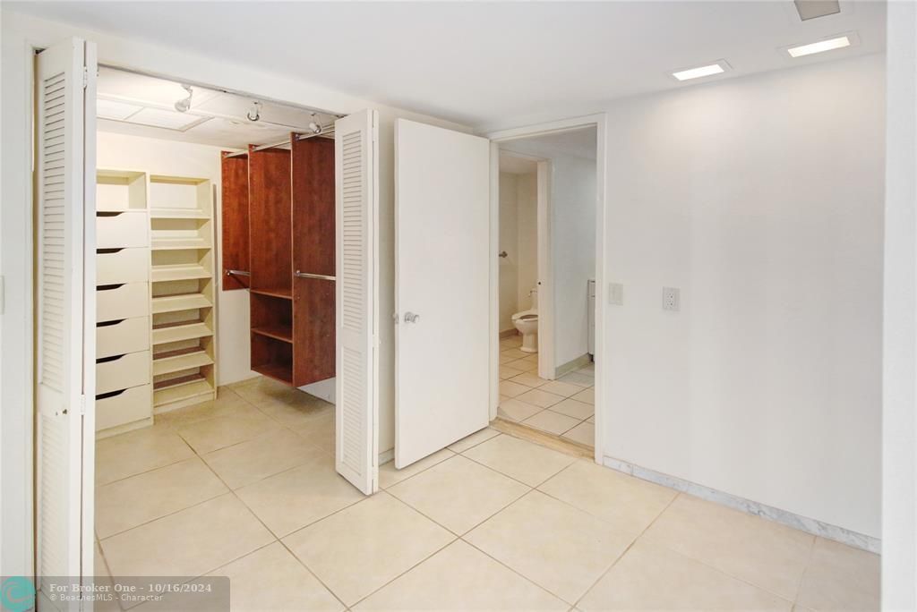 Active With Contract: $2,800 (1 beds, 1 baths, 1410 Square Feet)